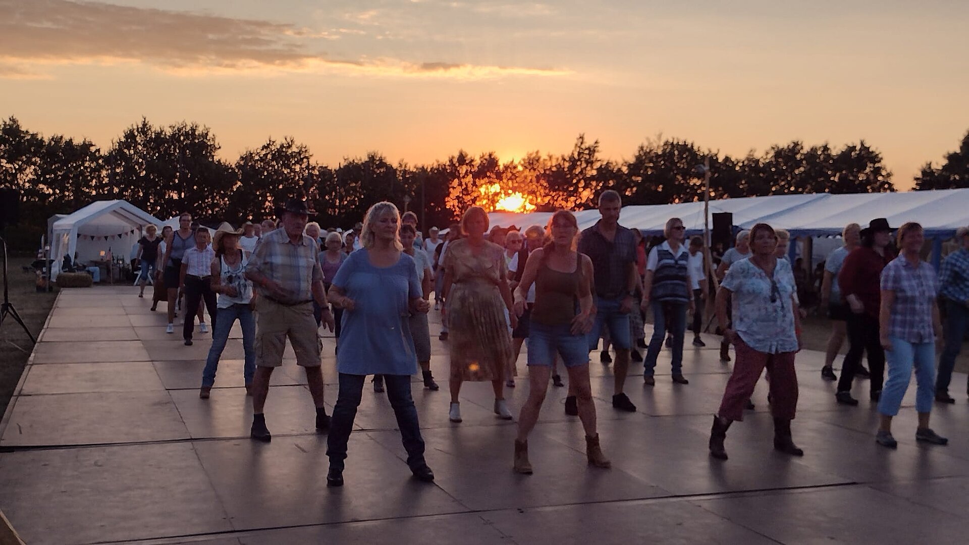 Linedancer bei Sonnenuntergang